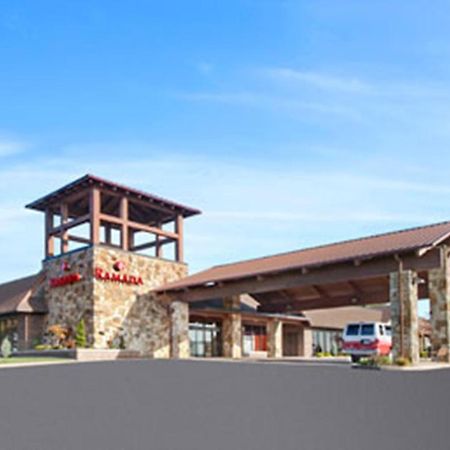 Ramada By Wyndham Greensburg Hotel & Conference Center Экстерьер фото