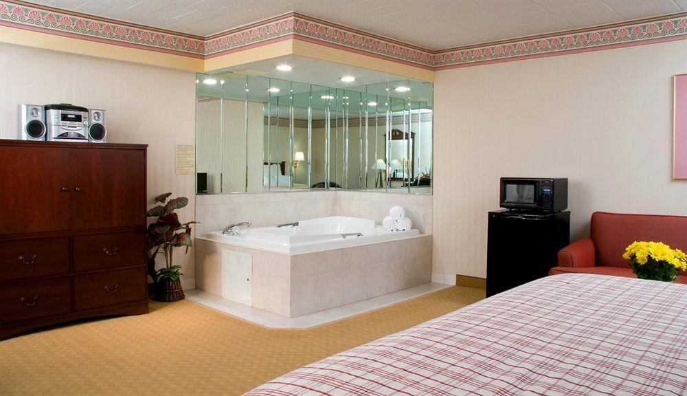 Ramada By Wyndham Greensburg Hotel & Conference Center Номер фото