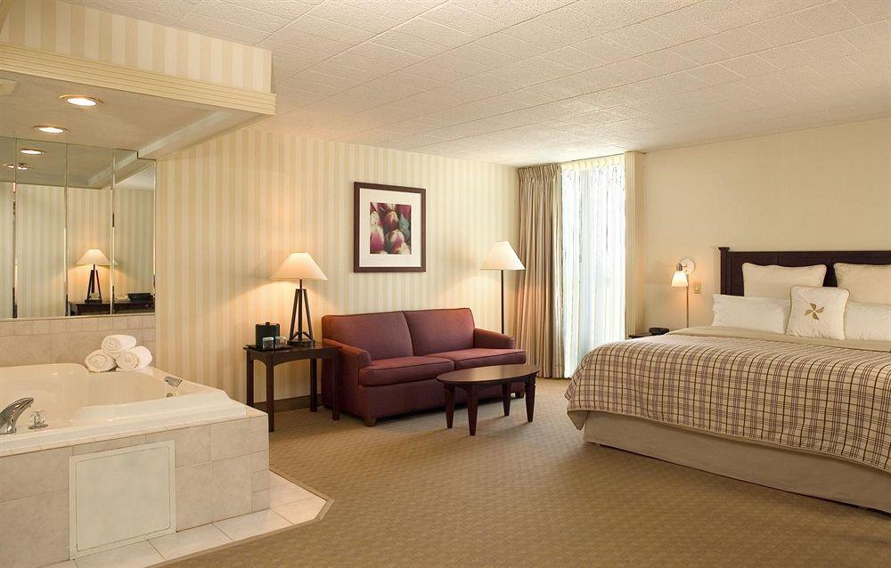 Ramada By Wyndham Greensburg Hotel & Conference Center Экстерьер фото