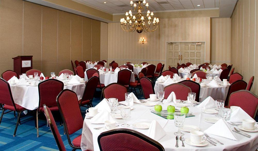 Ramada By Wyndham Greensburg Hotel & Conference Center Экстерьер фото