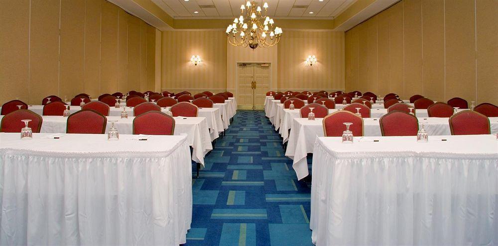 Ramada By Wyndham Greensburg Hotel & Conference Center Экстерьер фото