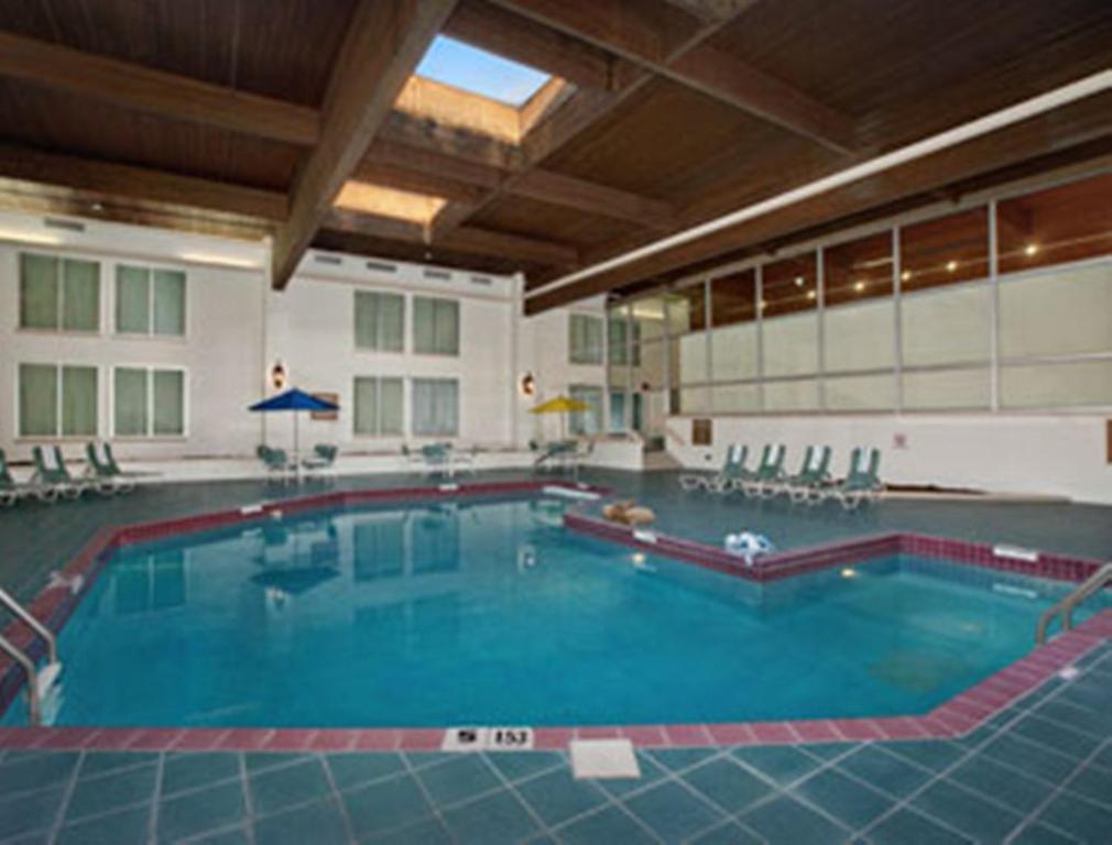 Ramada By Wyndham Greensburg Hotel & Conference Center Экстерьер фото
