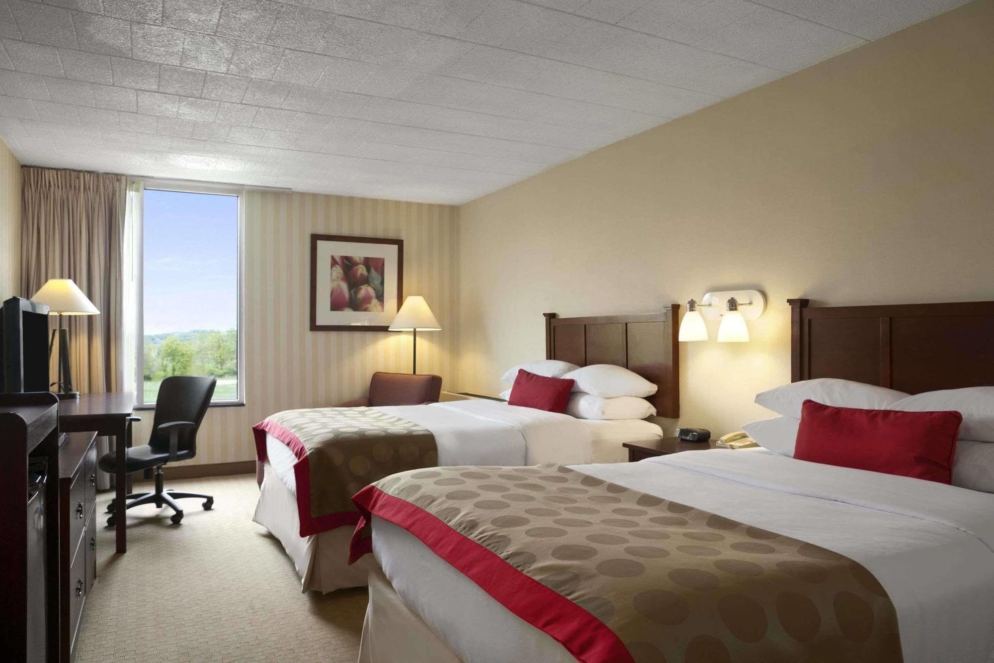 Ramada By Wyndham Greensburg Hotel & Conference Center Экстерьер фото