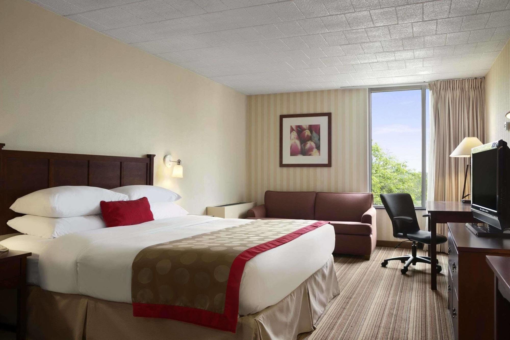 Ramada By Wyndham Greensburg Hotel & Conference Center Экстерьер фото