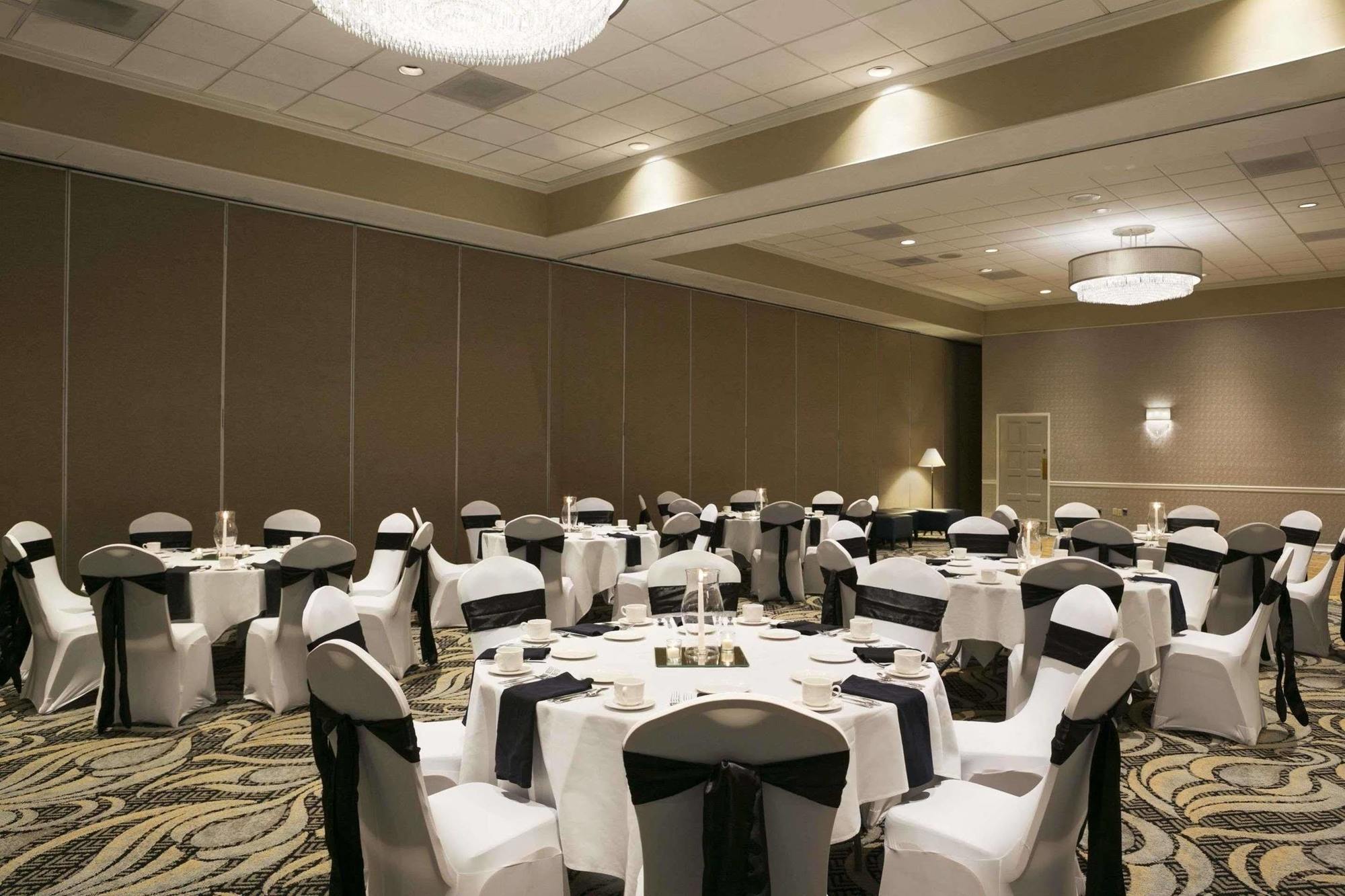 Ramada By Wyndham Greensburg Hotel & Conference Center Экстерьер фото
