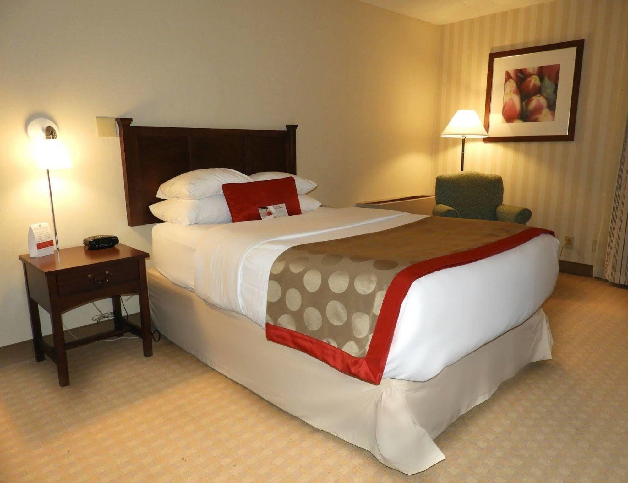 Ramada By Wyndham Greensburg Hotel & Conference Center Экстерьер фото