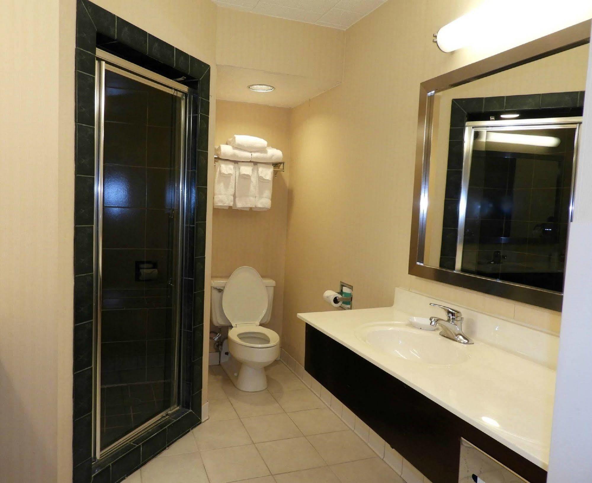 Ramada By Wyndham Greensburg Hotel & Conference Center Экстерьер фото