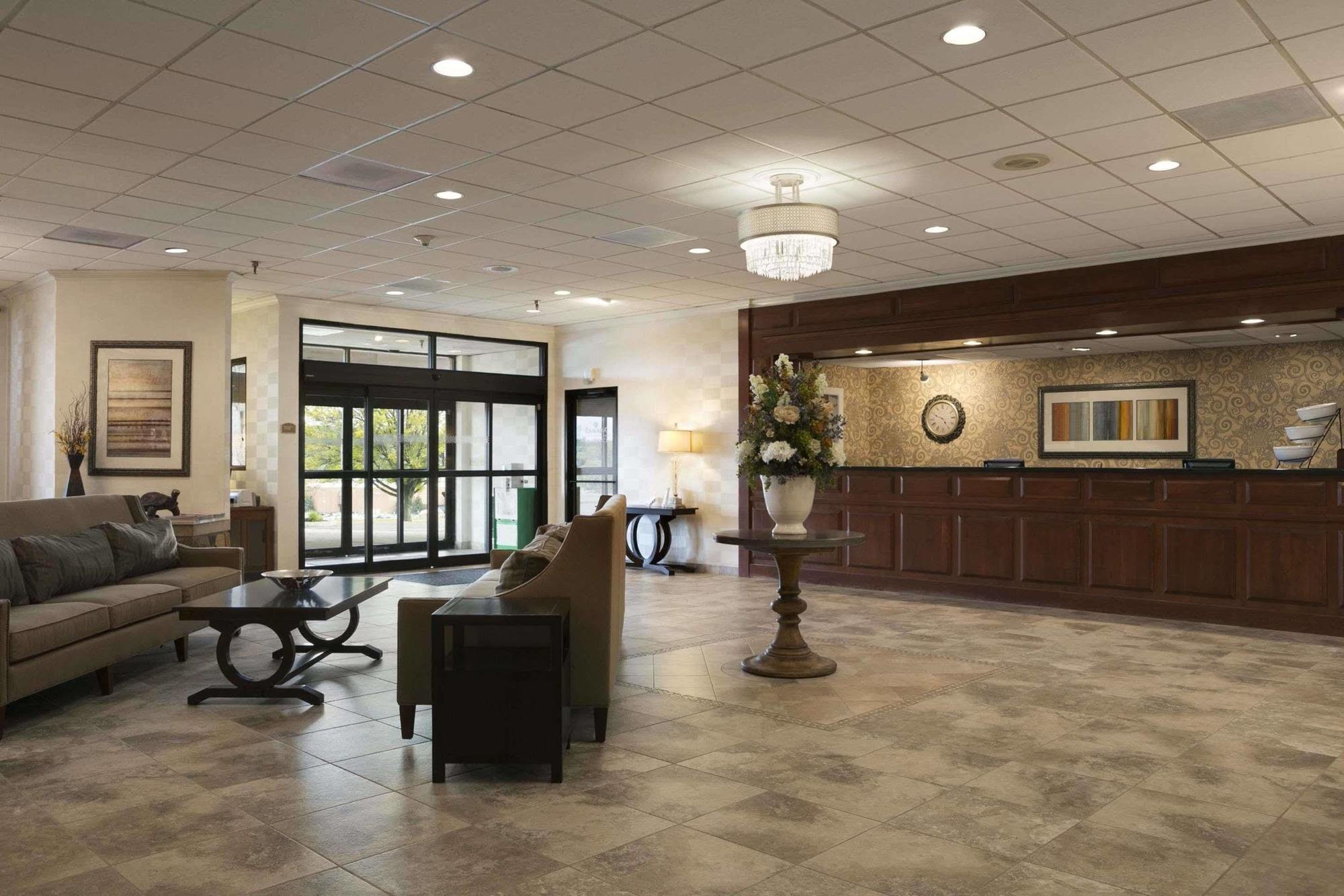Ramada By Wyndham Greensburg Hotel & Conference Center Экстерьер фото