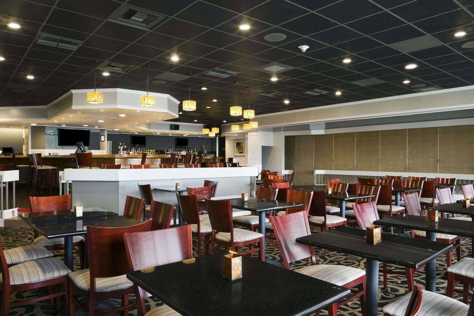 Ramada By Wyndham Greensburg Hotel & Conference Center Экстерьер фото