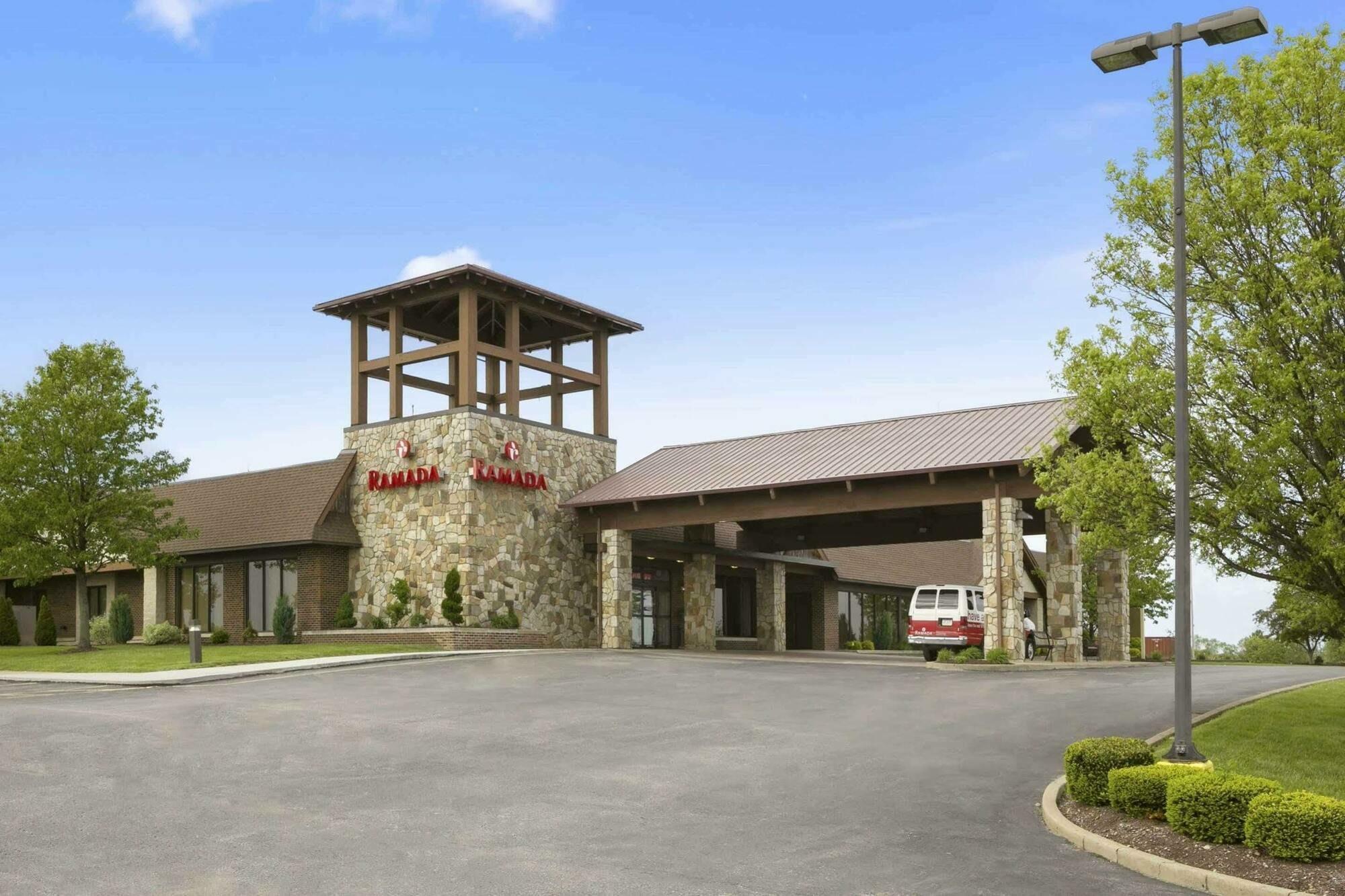 Ramada By Wyndham Greensburg Hotel & Conference Center Экстерьер фото