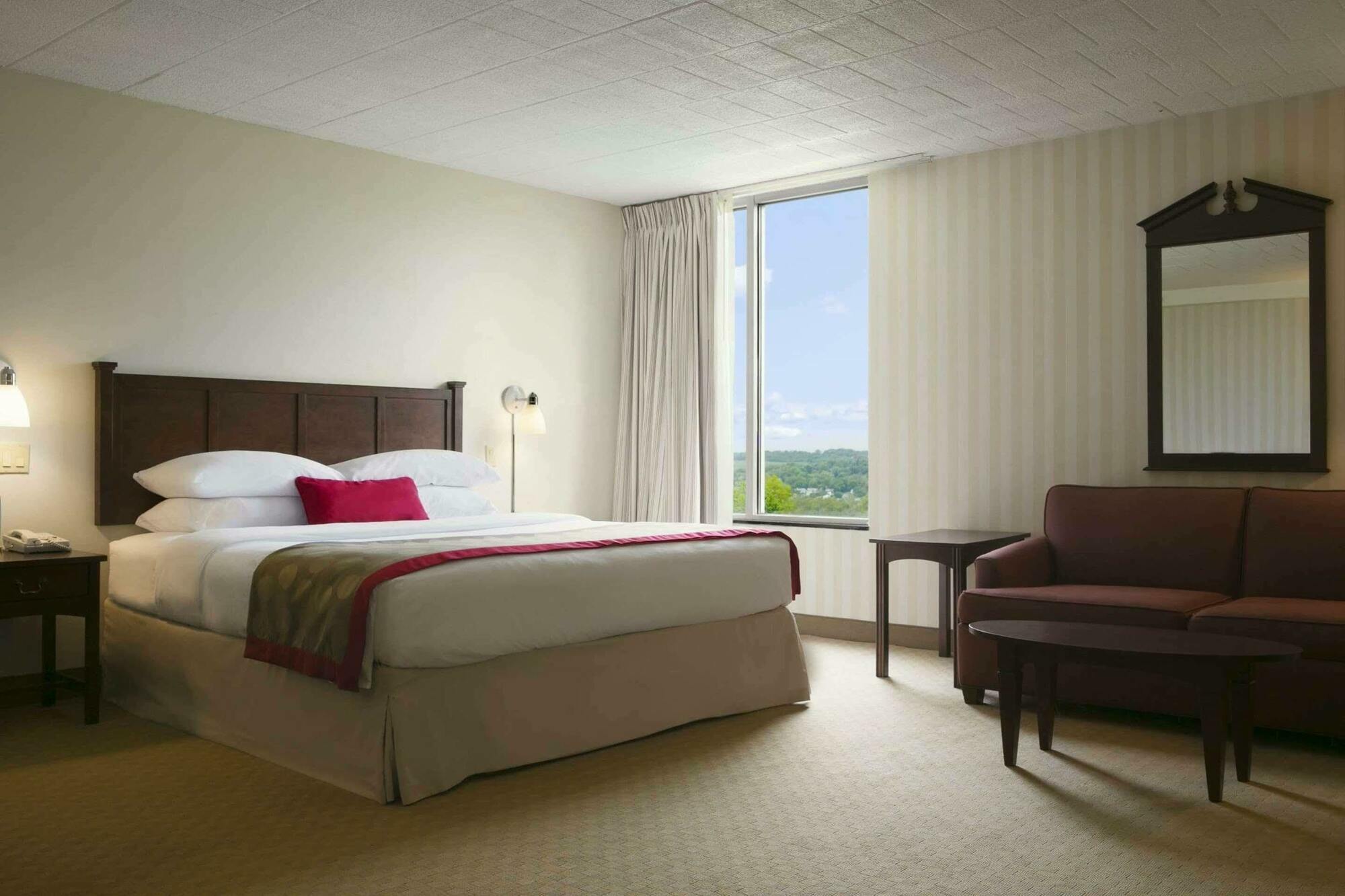 Ramada By Wyndham Greensburg Hotel & Conference Center Экстерьер фото